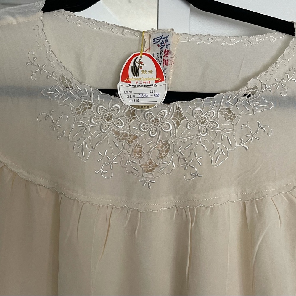 Vintage 100% Chinese silk embroidered nightgown